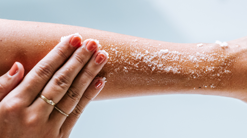 Waarom je huid ook tijdens de zomer baat heeft bij een zachte scrub
